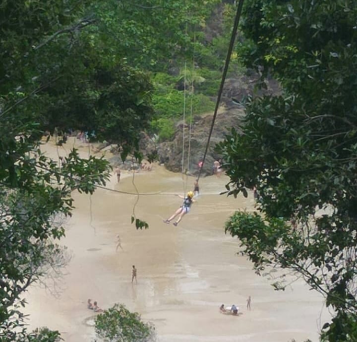 Salto de Tirolesa na Praia da Ribeira